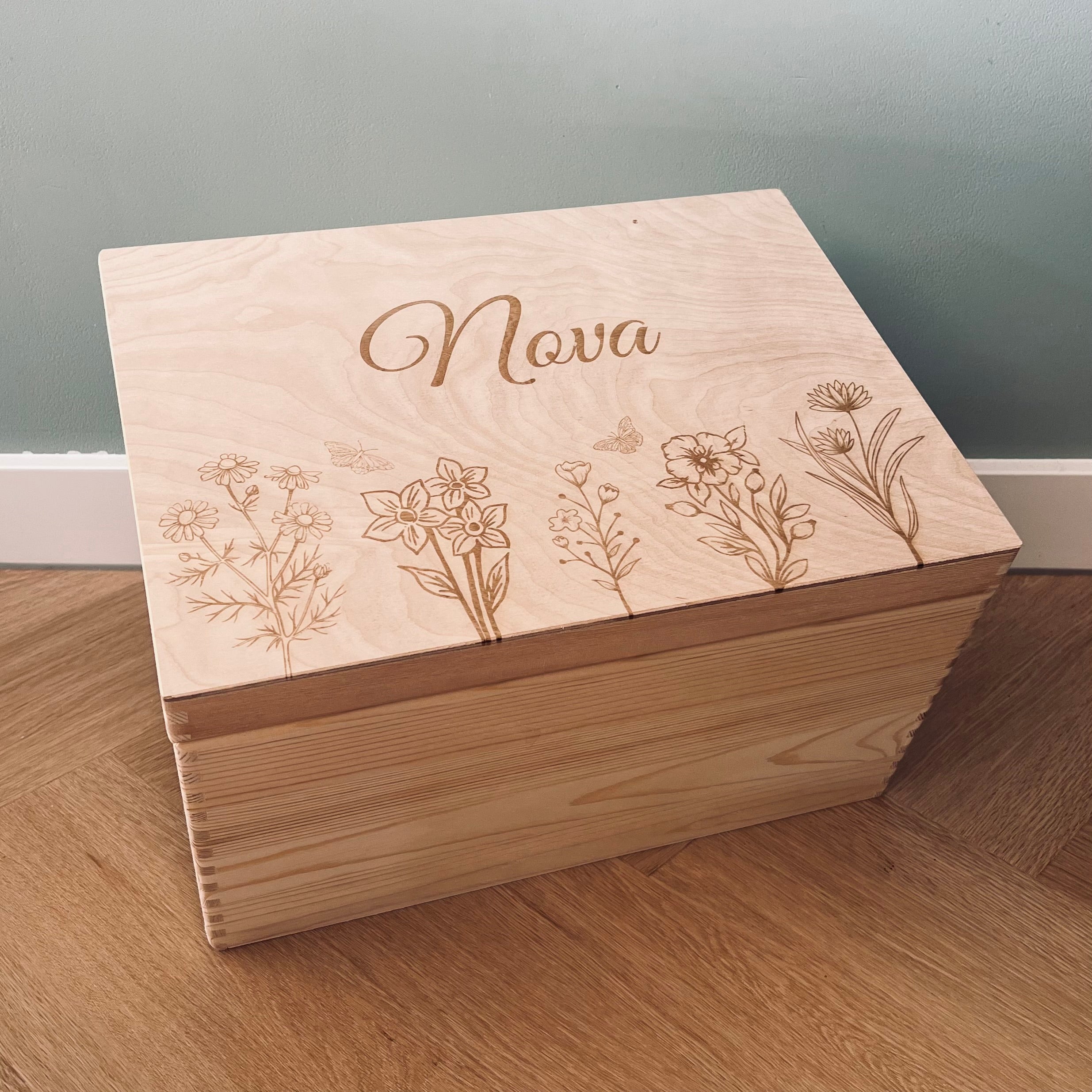 houten-Memorybox-met-bloemen-gepersonaliseerd - Leuk en Mooi