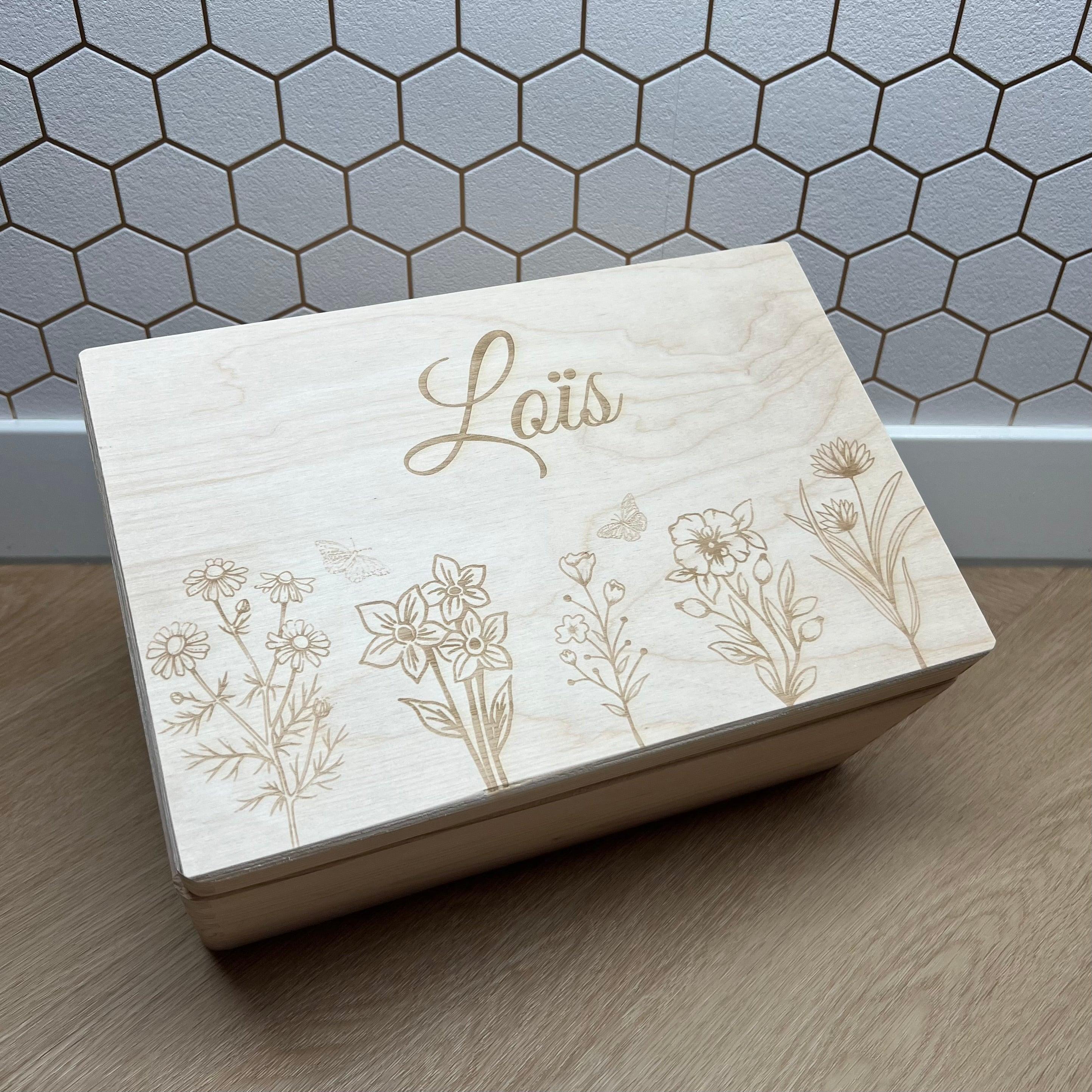 houten-Memorybox-met-bloemen-gepersonaliseerd - Leuk en Mooi