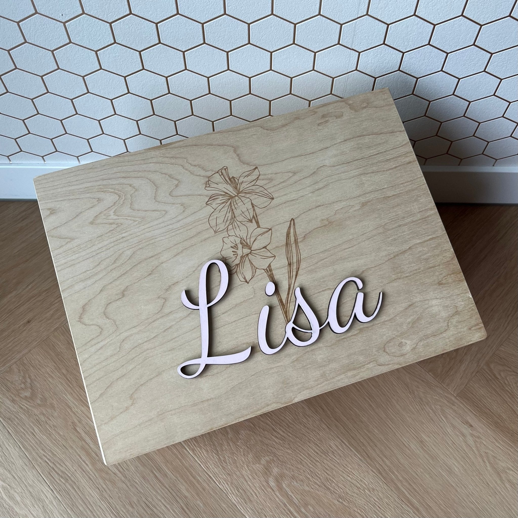 Memorybox met 3D naam en gegraveerde geboortebloem - Leuk en Mooi