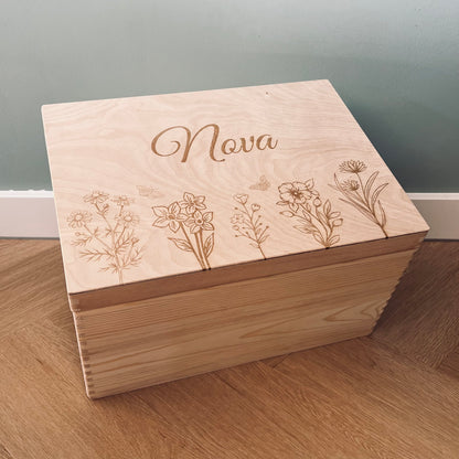 houten-Memorybox-met-bloemen-gepersonaliseerd - Leuk en Mooi