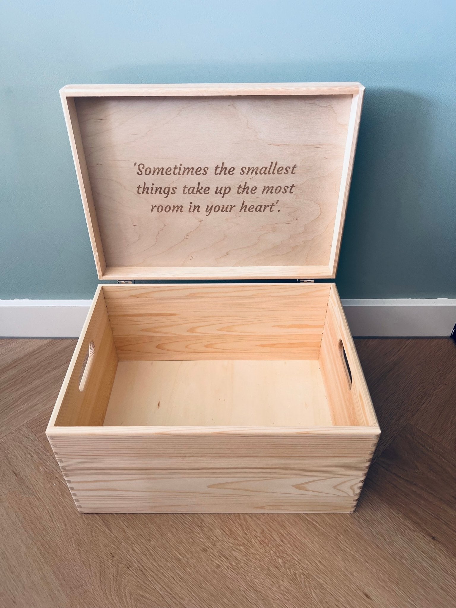 Memorybox met 3D naam en gegraveerde geboortebloem - Leuk en Mooi