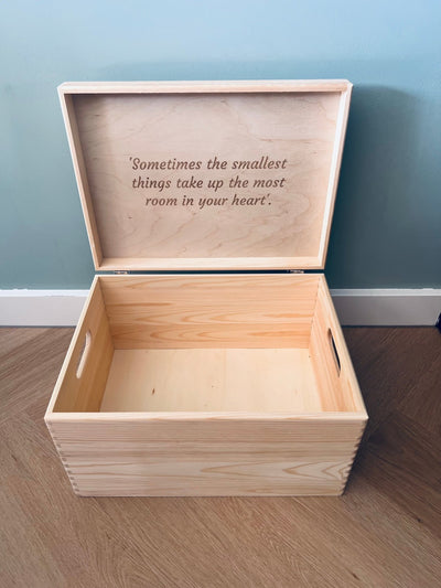 Memorybox met 3D naam en gegraveerde geboortebloem - Leuk en Mooi